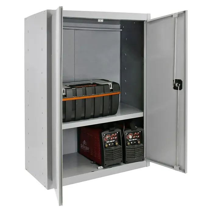 Simonrack Simonlocker Armario multiusos metálico Multi Professional - L x An x Al: 40 x 80 x 90 cm, Número de puertas: 2 ud., Gris/Gris - Un armario de herramientas gris con estantes que contienen una caja de herramientas y dos máquinas de soldar. Las puertas están parcialmente abiertas.