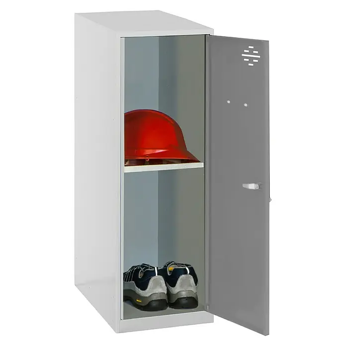 Simonrack Simonlocker Taquilla Mini Desmontada - L x An x Al: 50 x 30 x 91,5 cm, Gris/Gris, Número de baldas: 1 ud. - Un armario blanco con una puerta abierta, equipado con un casco de seguridad rojo y zapatos en los estantes.