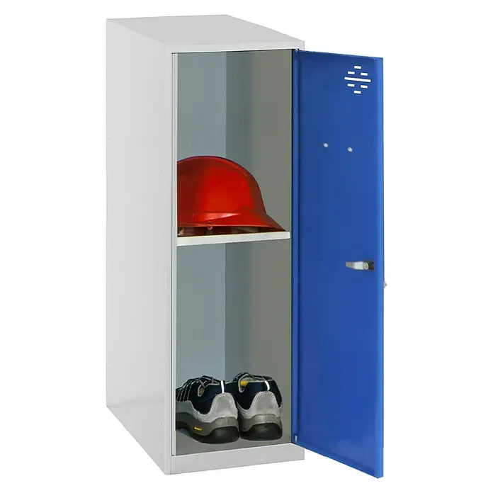 Simonrack Simonlocker Taquilla Mini - L x An x Al: 50 x 30 x 91,5 cm, Número de puertas: 1 ud., Gris/Azul - Taquilla de guardarropa abierta con un casco rojo en el estante y zapatos en la parte inferior de la taquilla. La puerta es azul.