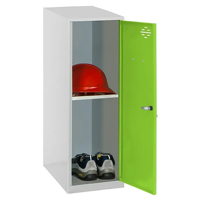 Simonrack Simonlocker Taquilla Mini Desmontada - L x An x Al: 50 x 40 x 91,5 cm, Gris/Verde, Número de baldas: 1 ud. - Un armario abierto que muestra un casco de seguridad rojo en un estante y zapatos en la parte inferior, junto a una puerta verde.
