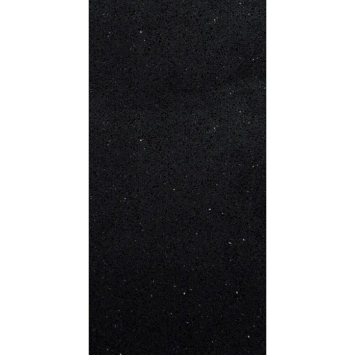 Quarzsteinfliese Komposit - 30 x 60 cm, Schwarz, Glänzend - Nahaufnahme einer Textur aus schwarzem Quarzstein mit feinen, glitzernden Sprenkeln für elegante Arbeitsplatten und Oberflächen.