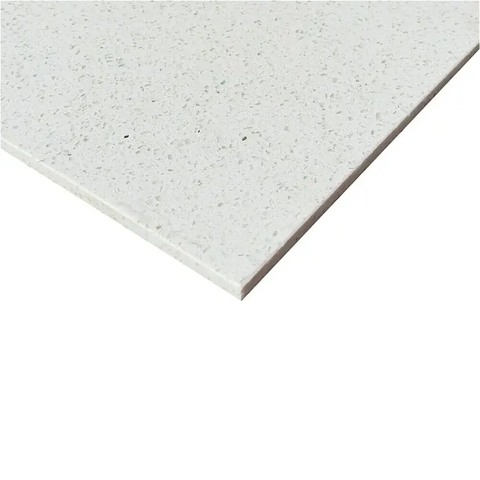 Quarzsteinfliese Komposit - 60 x 60 cm, Weiß, Glänzend - Nahaufnahme einer weißen Quarz-Arbeitsplatte mit gesprenkelter Oberfläche, ideal für Küchen oder Badezimmer. Robuste und stilvolle Wahl.