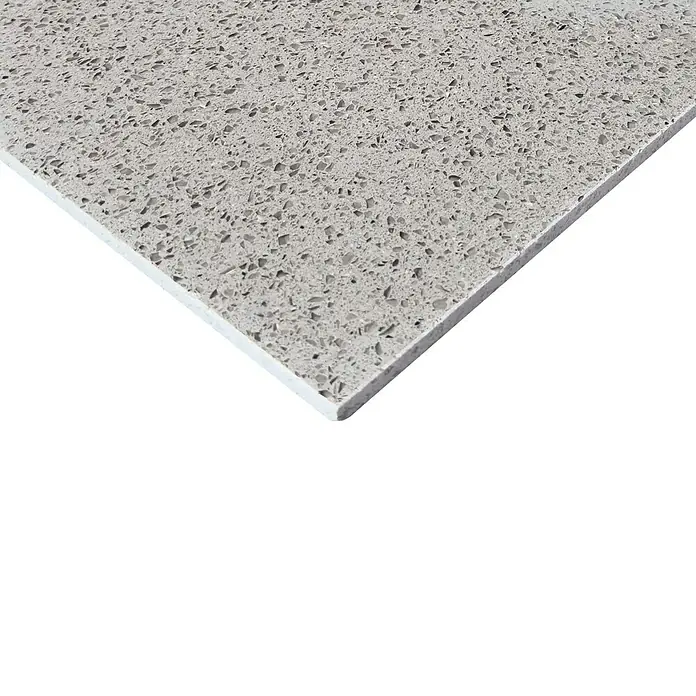 Quarzsteinfliese Komposit - 60 x 60 cm, Grau, Glänzend - Nahaufnahme einer Arbeitsplatte aus grauem Quarzkomposit mit einer gesprenkelten Oberfläche.