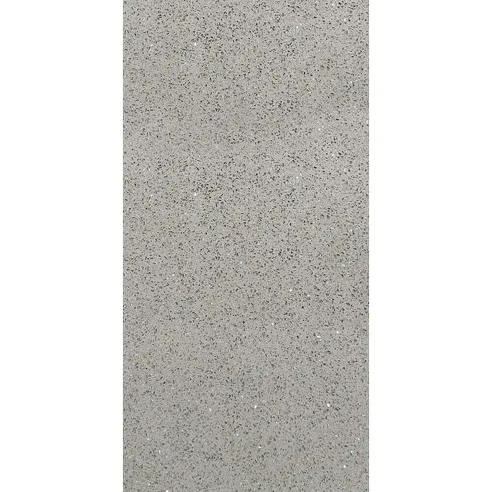 Quarzsteinfliese Komposit - 30 x 60 cm, Grau, Glänzend - Nahaufnahme einer grauen Quarzoberfläche mit kleinen, glitzernden Partikeln, ideal für moderne Küchendesigns.