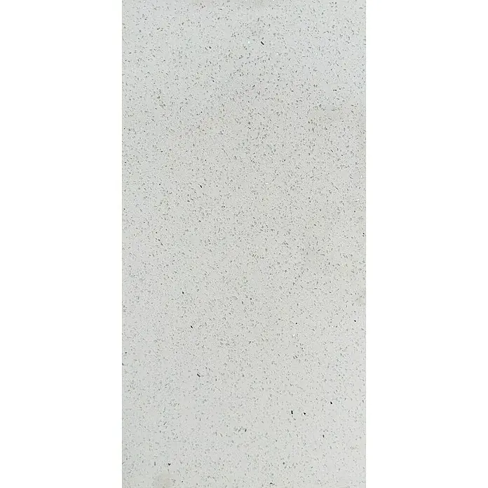 Quarzsteinfliese Komposit - 30 x 60 cm, Weiß, Glänzend - Nahaufnahme einer weißen Quarzoberfläche mit feinen, dunklen Sprenkeln, ideal für moderne Küchendesigns.
