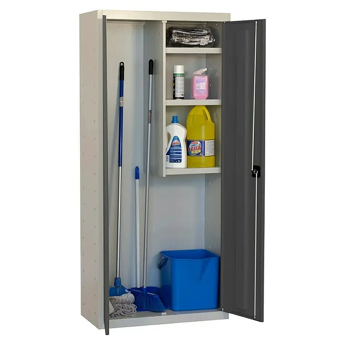 Simonrack Simonlocker Armario multiusos metálico Cleaning - L x An x Al: 40 x 60 x 180 cm, Número de puertas: 2 ud., Gris/Antracita - Toma de un armario de limpieza que contiene estantes, productos de limpieza y una puerta abierta que muestra su contenido y solución de almacenamiento.