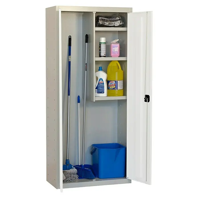 Simonrack Simonlocker Armario multiusos metálico Cleaning - L x An x Al: 40 x 60 x 180 cm, Número de puertas: 2 ud., Gris/Blanco - Representación de un armario de limpieza blanco con productos de limpieza, trapeadores y un cubo azul, lo que garantiza un almacenamiento ordenado.