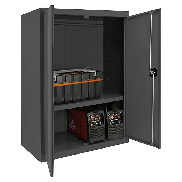 Simonrack Simonlocker Armario multiusos metálico Multi Professional Desmontado - L x An x Al: 40 x 80 x 90 cm, Antracita/Antracita, Número de baldas: 1 ud. - Armario de herramientas gris con caja de herramientas y dos soldadoras en dos estantes, con las puertas abiertas.