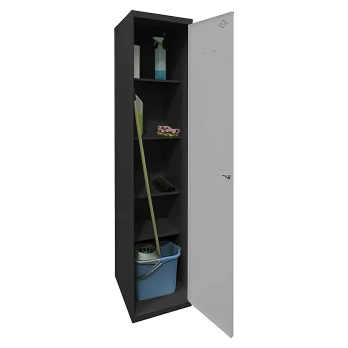 Simonrack Simonlocker Armario multiusos metálico Cleaning Desmontada - L x An x Al: 40 x 40 x 180 cm, Número de puertas: 1 ud., Antracita/Gris - Armario de limpieza abierto de color oscuro con diversos artículos de limpieza, como un rociador, un cubo y una fregona, además de estantes.