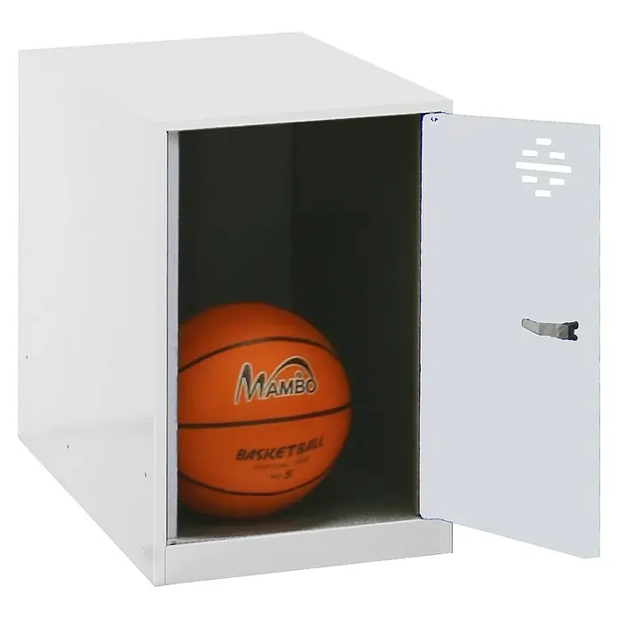 Simonrack Simonlocker Taquilla Mini - L x An x Al: 50 x 30 x 47,5 cm, Número de puertas: 1 ud., Blanco/Blanco - Un armario blanco con una puerta abierta, dentro del cual hay una pelota de baloncesto naranja Mambo.