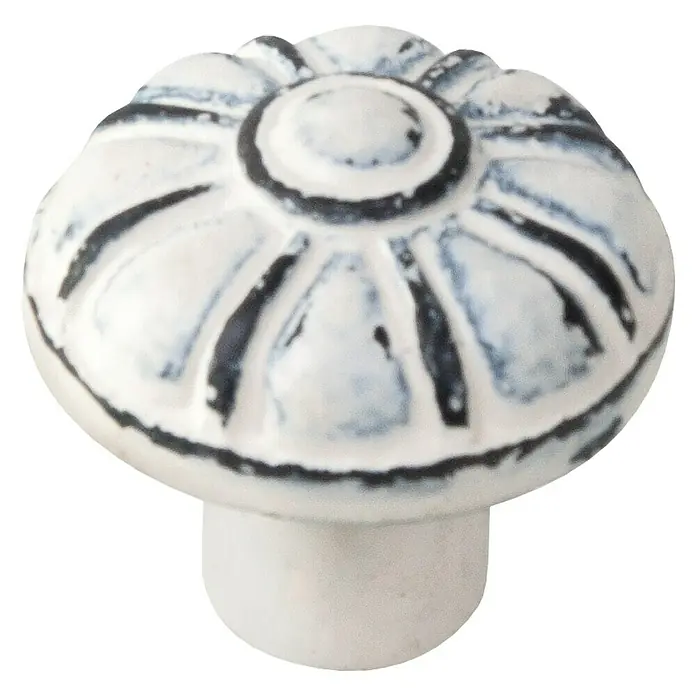 Nesu Pomo para muebles 563 - Ø x Al: 35 x 31 mm, Acero - Primer plano de un tirador de mueble decorativo de cerámica con un diseño en forma de flor con acabado antiguo.