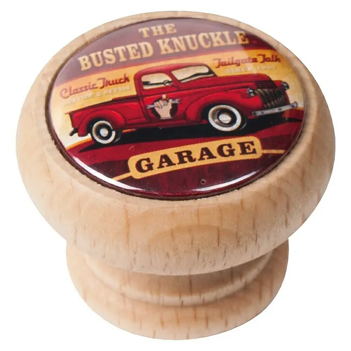 Nesu Pomo para muebles Garage - Ø x Al: 40 x 29 mm, Madera - Primer plano de un tirador de madera para armario "The Busted Knuckle Garage" con un camión rojo vintage y la palabra "Garage".