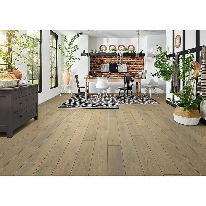 LOGOCLIC Aquaprotect Smart Laminat - Marea Oak, Landhausdiele, 1.288 x 195 x 6 mm - Das Bild zeigt einen Raum mit einem grauen Holzboden, der eine warme und einladende Atmosphäre schafft. Das Produkt ist der Holzboden.