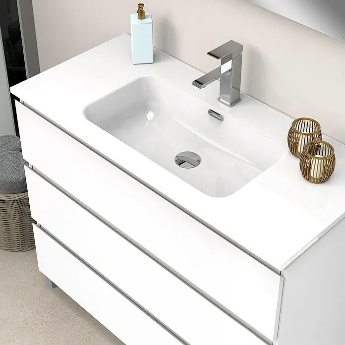 Artysan Conjunto de mueble de baño Atila - Ancho: 100 cm, Blanco seda, 3 pzs. - Primer plano de un tocador de baño moderno con encimera blanca, grifo elegante y detalles decorativos dorados.
