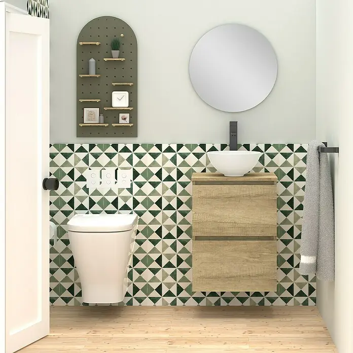 Artysan Conjunto de mueble de baño Nuca - Ancho: 45 cm, Nature, 3 pzs. - Vista del baño con un moderno tocador de madera, espejo redondo y azulejos geométricos verdes para un ambiente elegante.