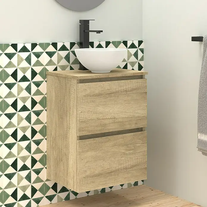 Artysan Conjunto de mueble de baño Nuca - Ancho: 45 cm, Nature, 3 pzs. - Se muestra un moderno mueble de baño con aspecto de madera con lavabo sobre encimera blanco y grifo negro.