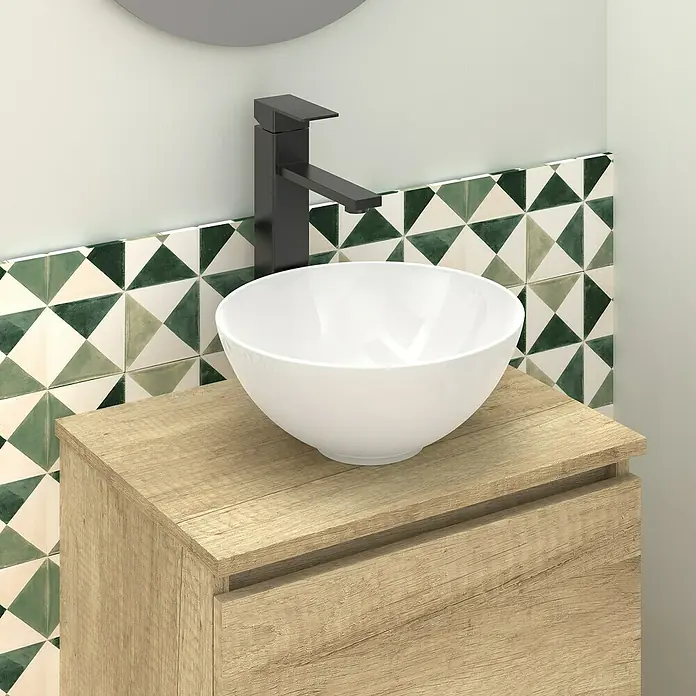 Artysan Conjunto de mueble de baño Nuca - Ancho: 45 cm, Nature, 3 pzs. - Primer plano de un baño moderno con un elegante lavabo y grifo sobre un mueble de madera.