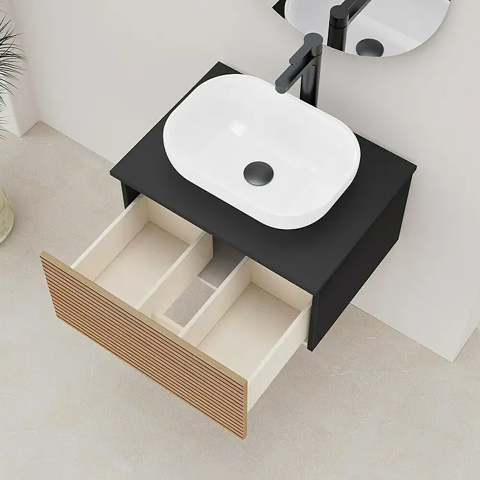 Artysan Conjunto de mueble de baño Osaka Top 1C - Ancho: 60 cm, Negro/Nogal, 3 pzs. - Toma de ángulo alto de un mueble de baño con un cajón abierto debajo de un lavabo blanco con encimera y accesorios negros.