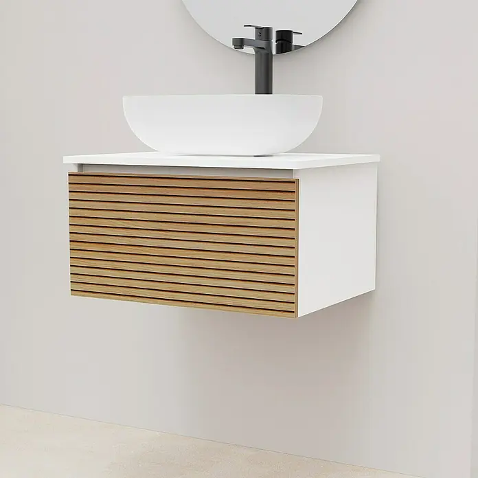 Artysan Conjunto de mueble de baño Osaka Top 1C - Ancho: 60 cm, Blanco/Nogal, 3 pzs. - Un moderno mueble de baño en blanco y madera con un lavabo sobre encimera y grifo negro contra una pared clara.
