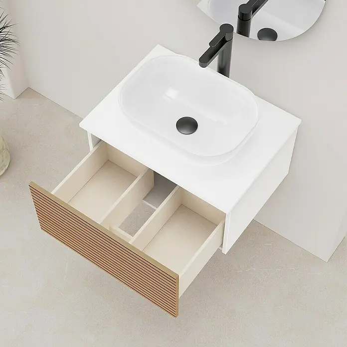 Artysan Conjunto de mueble de baño Osaka Top 1C - Ancho: 60 cm, Blanco/Nogal, 3 pzs. - Lavabo de baño moderno con un cajón de madera abierto, mostrando un diseño limpio y una combinación de colores claros.