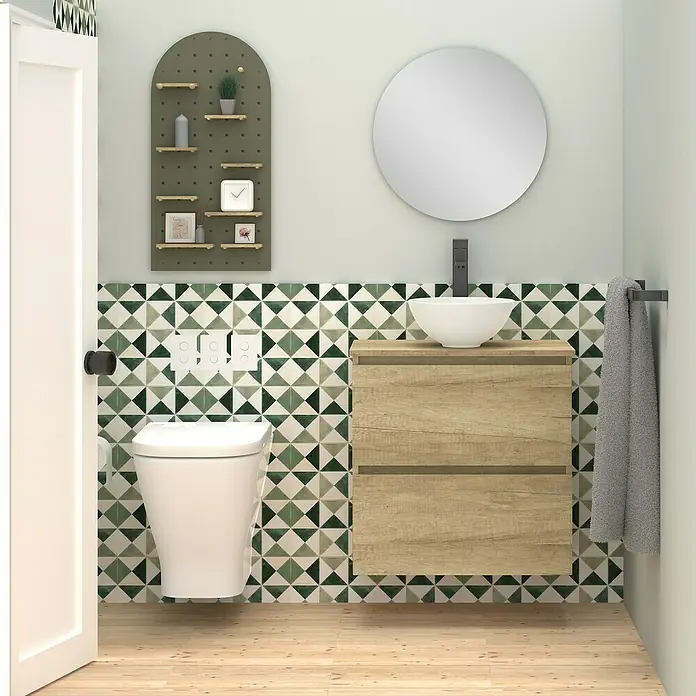 Artysan Conjunto de mueble de baño Nuca - Ancho: 60 cm, Nature, 3 pzs. - Vista del baño con inodoro, lavabo con espejo y estantería de pared. La madera clara y los toques verdes crean un ambiente acogedor.