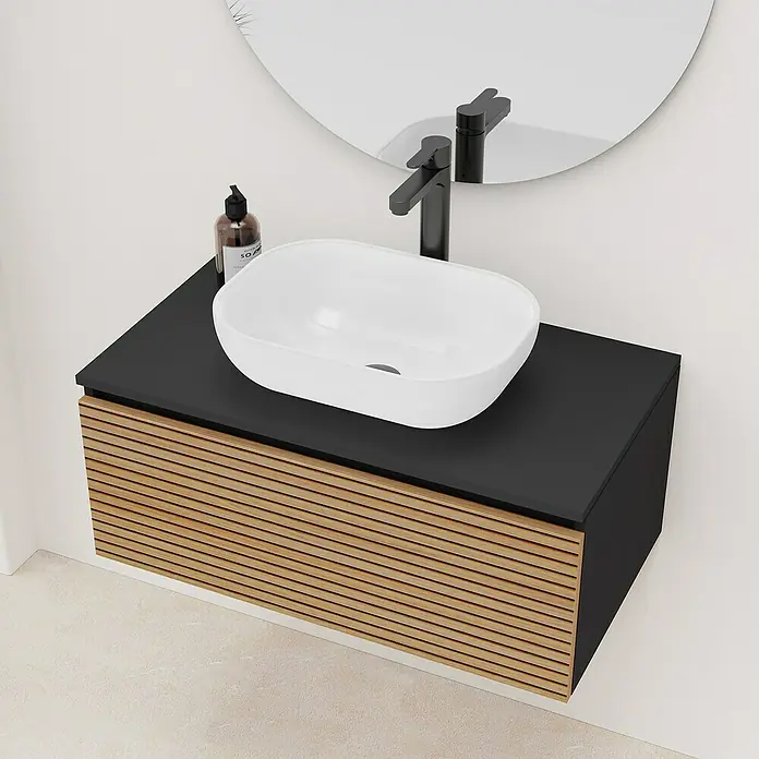 Artysan Conjunto de mueble de baño Osaka Top 1C - Ancho: 80 cm, Negro/Nogal, 3 pzs. - Un tocador moderno con una encimera negra, un lavabo sobre encimera ovalado y un mueble con un frente de listones de madera.