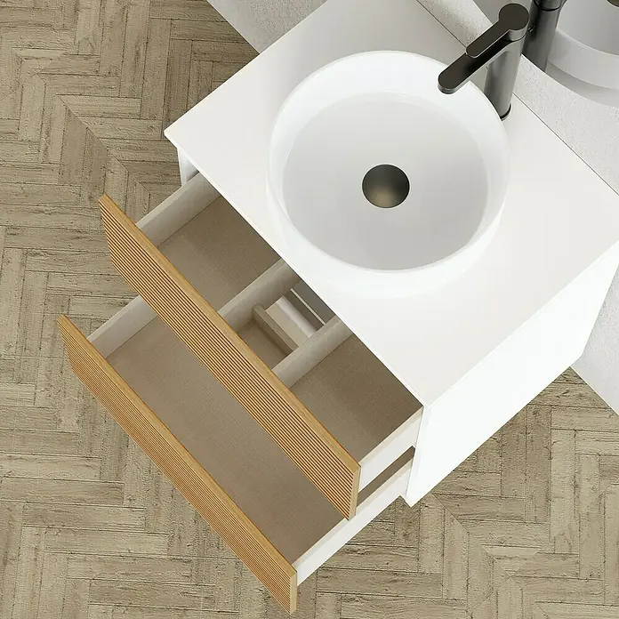 Artysan Conjunto de mueble de baño Osaka Top - Ancho: 60 cm, Blanco/Nogal, 3 pzs. - Vista superior de un mueble de baño blanco con lavabo y dos cajones abiertos con frentes de madera.