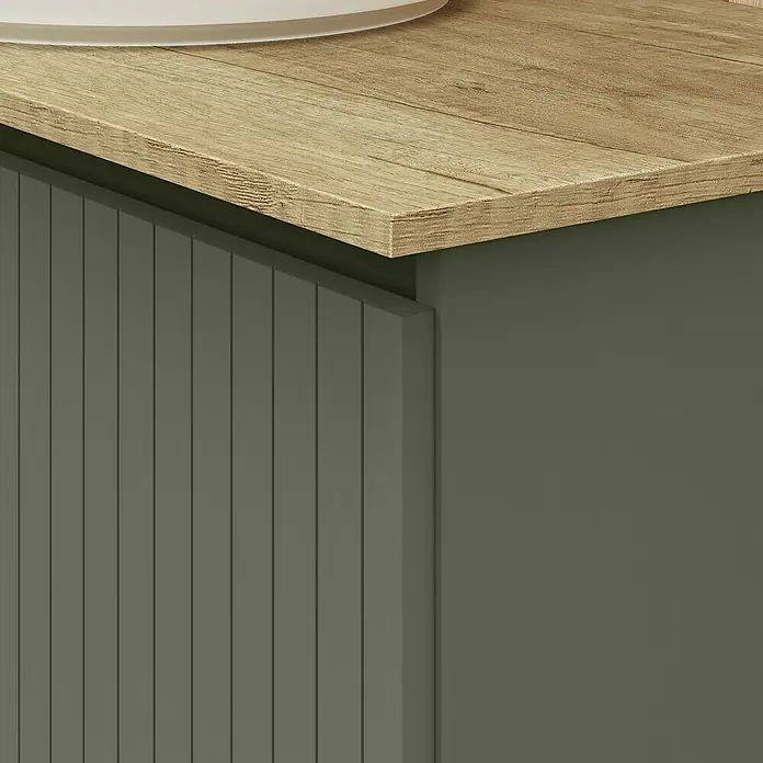 Artysan Conjunto de mueble de baño Yako 2C - Ancho: 120 cm, Verde musgo, 3 pzs. - Primer plano de un mueble de baño con encimera de madera y frentes acanalados verde oliva. Detalle de muebles de baño modernos.
