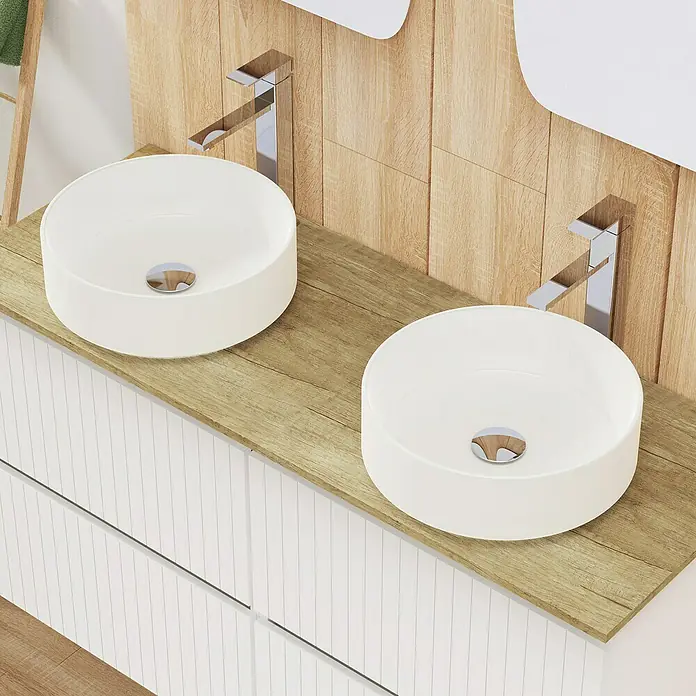 Artysan Conjunto de mueble de baño Yako 2C - Ancho: 120 cm, Blanco seda, 3 pzs. - Dos lavabos redondos sobre una encimera de madera con armarios blancos debajo. Los accesorios son modernos y cromados.