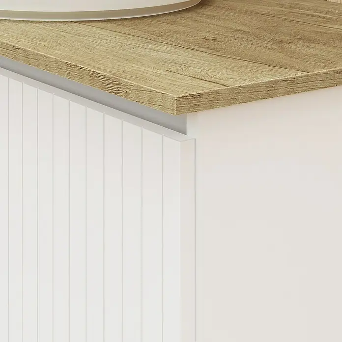 Artysan Conjunto de mueble de baño Yako 2C - Ancho: 120 cm, Blanco seda, 3 pzs. - Primer plano de un mueble de baño con una tapa de madera clara y un frente blanco con ranuras verticales, mostrando un diseño de baño moderno.