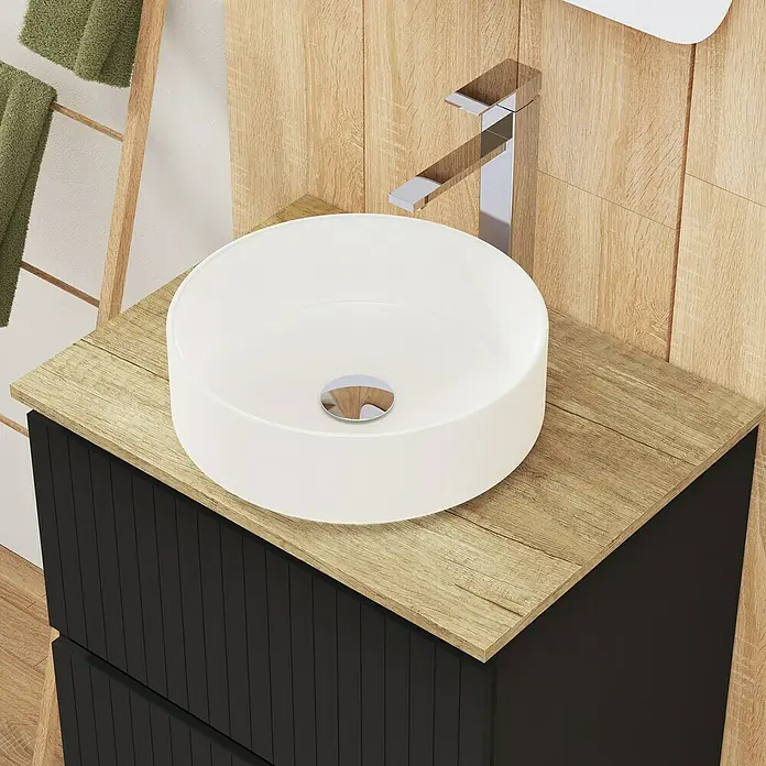 Artysan Conjunto de mueble de baño Yako 2C - Ancho: 60 cm, Negro, 3 pzs. - Un lavabo sobre encimera blanco con grifo sobre una encimera de madera, acompañado de un mueble de baño negro con diseño acanalado.