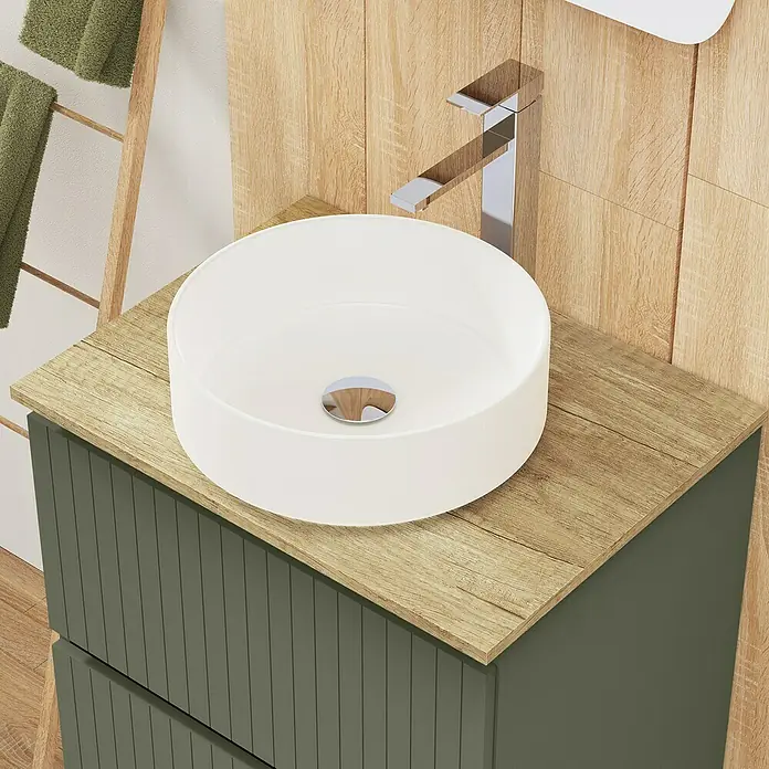 Artysan Conjunto de mueble de baño Yako 2C - Ancho: 60 cm, Verde musgo, 3 pzs. - Primer plano de un moderno lavabo de baño con grifo sobre un tocador con encimera de madera.