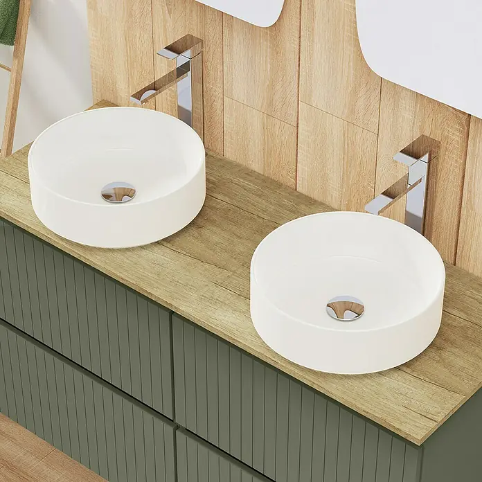Artysan Conjunto de mueble de baño Yako 2C - Ancho: 120 cm, Verde musgo, 3 pzs. - Una vista cercana de un baño con dos lavabos redondos y grifos modernos sobre un armario de madera.