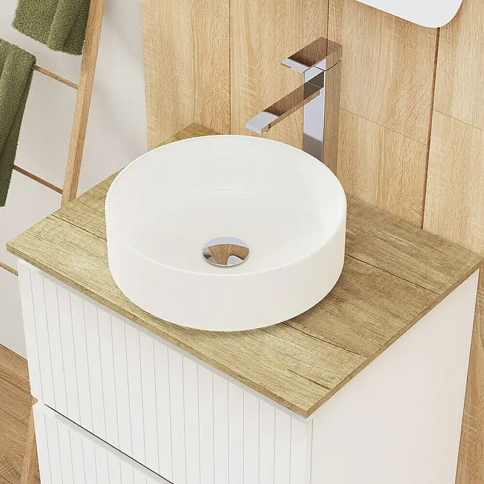 Artysan Conjunto de mueble de baño Yako 2C - Ancho: 60 cm, Blanco seda, 3 pzs. - Vista superior de un moderno lavabo de baño con lavabo sobre encimera, grifo y superficie de madera para un ambiente elegante.
