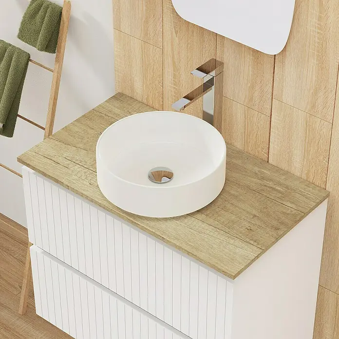 Artysan Conjunto de mueble de baño Yako 2C - Ancho: 80 cm, Blanco seda, 3 pzs. - Vista superior de un baño con un lavabo redondo moderno sobre una encimera de madera con cajones blancos.