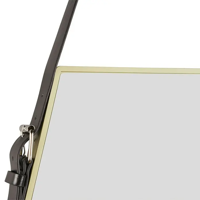 Rahmenspiegel Emmi - 48,5 x 66 cm, Gold, Kunststoff - Nahaufnahme eines Wandspiegels mit goldenem Rahmen und Lederaufhängung, minimalistisch und elegant.