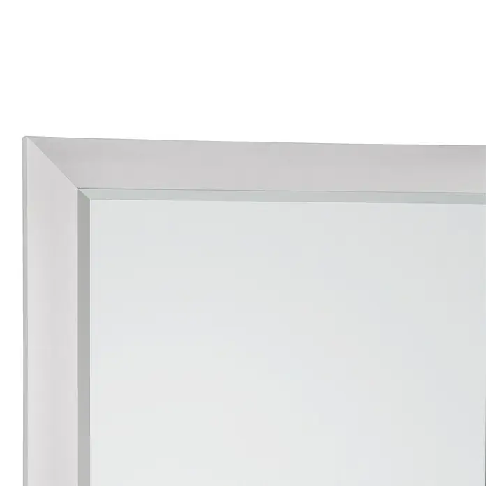 Rahmenspiegel Juliette - 50 x 150 cm, Silber, Metall - Nahaufnahme eines weißen Rahmens, der schlichte Eleganz und modernes Design vereint.\n