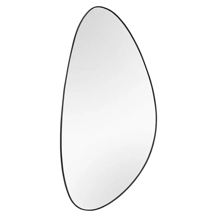 Rahmenspiegel Idona - 40 x 60 cm, Schwarz, Metall - Ein unregelmäßig geformter Spiegel mit schwarzem Rahmen, der eine moderne und elegante Note verleiht. Perfekt für Flur oder Schlafzimmer.