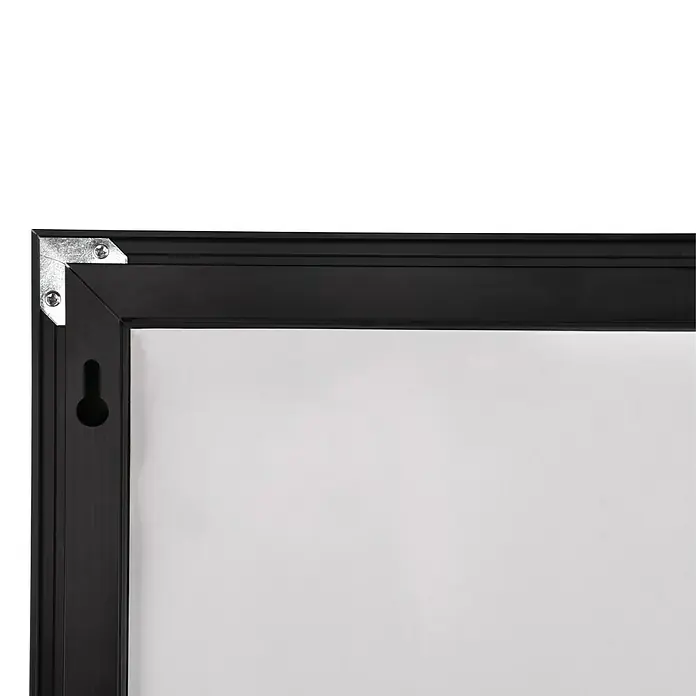 Rahmenspiegel Juliette - 50 x 150 cm, Schwarz, Metall - Nahaufnahme einer schwarzen Rahmenleinwand mit silbernen Eckverbindungen und einer Aufhängevorrichtung für die Wandmontage.