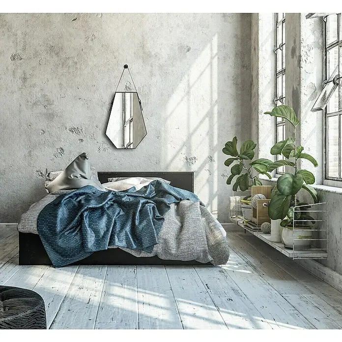 Rahmenspiegel Emmi - 48,5 x 66 cm, Schwarz, Kunststoff - Schlafzimmer mit einem bequemen Bett mit blauer Tagesdecke, einem Spiegel und Pflanzen auf einem Regal unter dem Fenster.