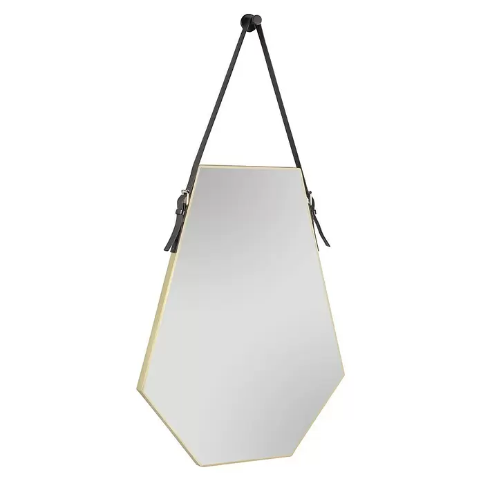 Rahmenspiegel Emmi - 48,5 x 66 cm, Gold, Kunststoff - Sechseckiger Spiegel mit hellem Rahmen, aufgehängt an einem dunklen Lederriemen und runder Halterung.