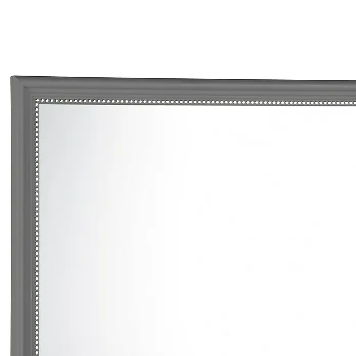 Rahmenspiegel Elenor - 34 x 45 cm, Grau, Kunststoff - Nahaufnahme eines eleganten grauen Spiegels mit detailliertem Rahmen, der Stil und Raffinesse ausstrahlt.