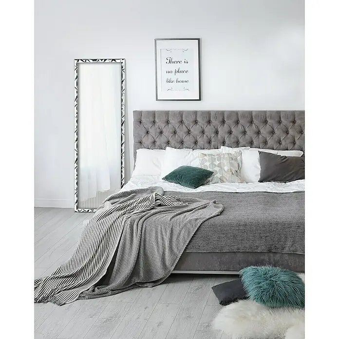 Rahmenspiegel Hanni - 50 x 150 cm, Silber, Kunststoff - Komfortables Schlafzimmer mit einem grauen Bett mit gestepptem Kopfteil, Akzentkissen und einer weichen Tagesdecke.