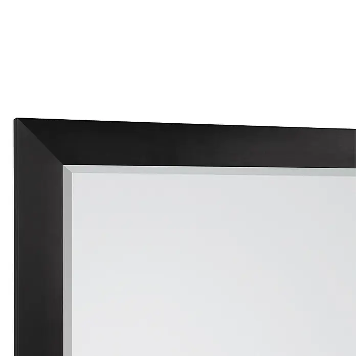 Rahmenspiegel Juliette - 50 x 150 cm, Schwarz, Metall - Detailaufnahme eines eleganten schwarzen Rahmens um einen Spiegel oder ein Bild, das ein modernes Design und klare Linien zeigt.