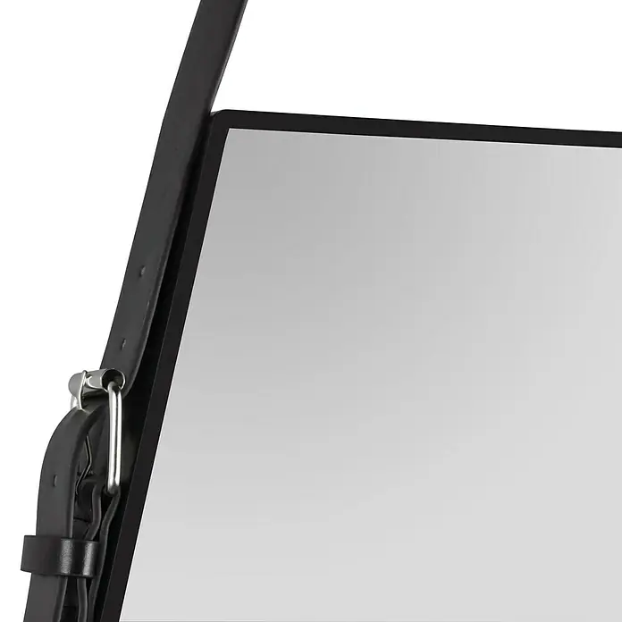 Rahmenspiegel Emmi - 48,5 x 66 cm, Schwarz, Kunststoff - Nahaufnahme eines eleganten Spiegels mit schwarzem Rahmen und Lederriemenaufhängung, der modernes Design und Funktionalität vereint.