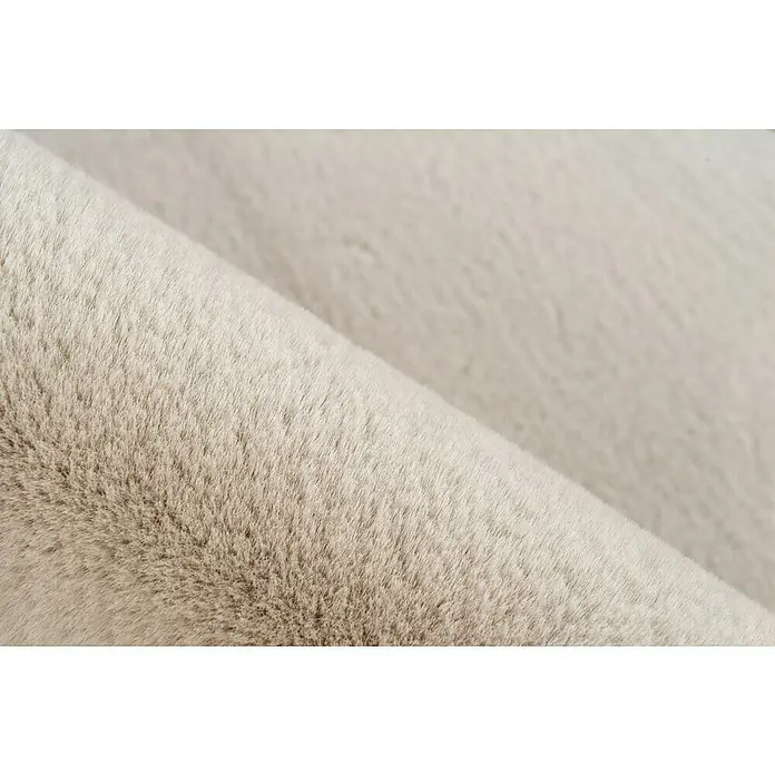 Fellteppich Happy - Light Taupe, 170 x 120 cm, 100 % Polyester (Flor) - Nahaufnahme eines weichen, cremefarbenen Kunstfellteppichs, der eine luxuriöse Textur und Wärme für Ihr Zuhause bietet.