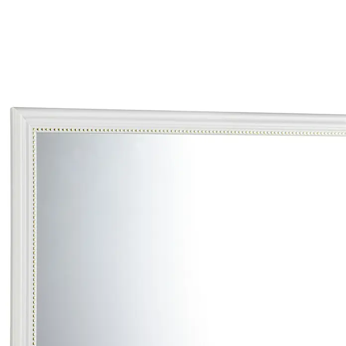Rahmenspiegel Elenor - 34 x 45 cm, Weiß, Kunststoff - Detailaufnahme eines eleganten Spiegels mit weißem Rahmen und goldfarbenen Zierelementen, der einen Hauch von Luxus in jeden Raum bringt.