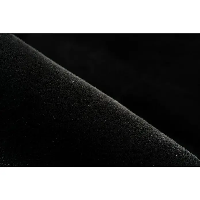 Fellteppich Happy - Schwarz, 230 x 160 cm, Oval, 100 % Polyester (Flor) - Nahaufnahme von schwarzem Samtstoff, der eine luxuriöse Textur und Tiefe zeigt, ideal für elegante Bekleidung und Dekoration.