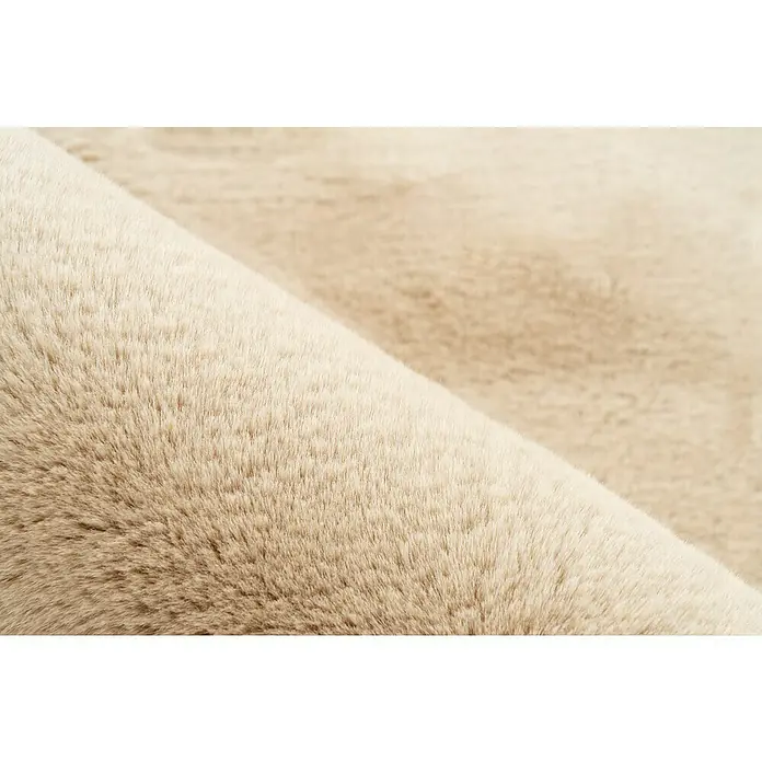 Fellteppich Happy - Beige, 230 x 160 cm, Oval, 100 % Polyester (Flor) - Nahaufnahme eines beigen Teppichs. Der Teppich hat eine weiche Textur und ist gerollt, wodurch eine Falte entsteht.