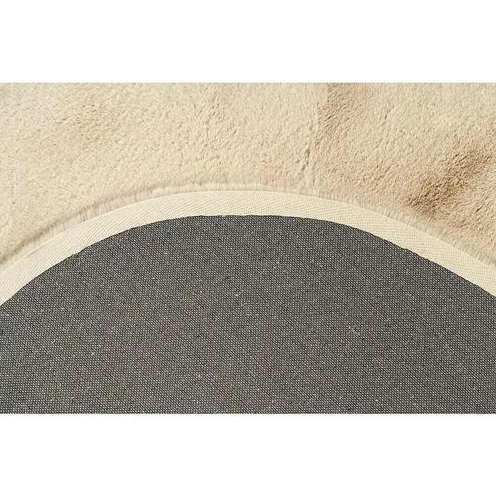 Fellteppich Happy - Beige, 230 x 160 cm, Oval, 100 % Polyester (Flor) - Detailaufnahme der Rückseite eines cremefarbenen Teppichs, der eine robuste Unterseite und eine saubere Kante zeigt.